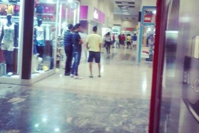 Clientes e funcionários ficaram presos dentro do shopping aguardando a liberação do local(foto: Reprodução/Instagram/@jrbailla) Clientes e funcionários ficaram presos dentro do shopping aguardando a liberação do local(foto: Reprodução/Instagram/@jrbailla)