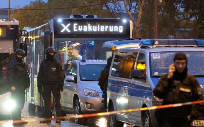 Areá próxima a atentado na cidade de Halle foi isolada(foto: Sebastian Willnow/AFP) Areá próxima a atentado na cidade de Halle foi isolada(foto: Sebastian Willnow/AFP)