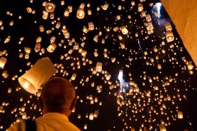 Na China, a tradição religiosa perdura há mais de dois mil anos. O Festival das Lanternas é uma herança da Dinastia Han Na China, a tradição religiosa perdura há mais de dois mil anos. O Festival das Lanternas é uma herança da Dinastia Han