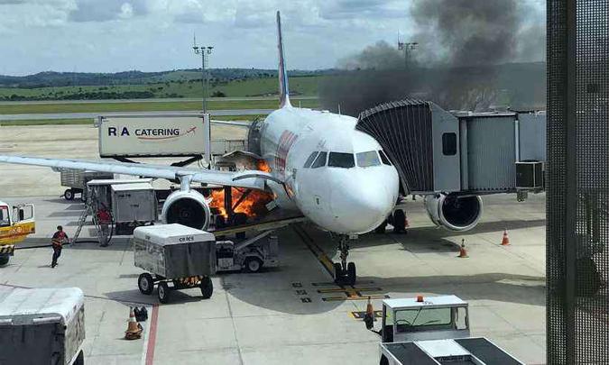 Fogo atingiu a parte inferior da aeronave (foto: Reprodução / WhatsApp) Fogo atingiu a parte inferior da aeronave (foto: Reprodução / WhatsApp)