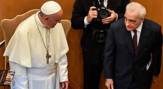 Neste encontro, o cineasta de 75 anos perguntou ao papa como a fé de um jovem poderia sobreviver crescendo em um mundo violento e cruel como o atual(foto: AFP) Neste encontro, o cineasta de 75 anos perguntou ao papa como a fé de um jovem poderia sobreviver crescendo em um mundo violento e cruel como o atual(foto: AFP)