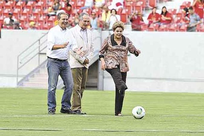 A presidente Dilma dá o pontapé inaugural da Arena Pernambuco(foto: Paulo Paiva/CB/D.A Press) A presidente Dilma dá o pontapé inaugural da Arena Pernambuco(foto: Paulo Paiva/CB/D.A Press)