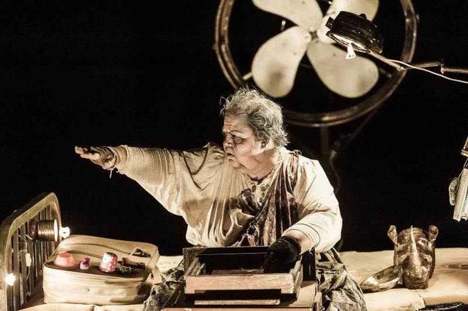 'Tsunami': Em cena, a dramaturgia conta a história de uma sobrevivente de um mundo devastado(foto: Diego Bresani/ Divulgação) 'Tsunami': Em cena, a dramaturgia conta a história de uma sobrevivente de um mundo devastado(foto: Diego Bresani/ Divulgação)