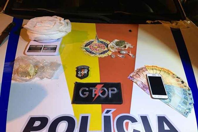 Os policiais militares apreenderam 2kg de uma substância branca aparentando ser Cocaína, 200g de Crack, 50g de maconha e R$890 em dinheiro(foto: PMDF/Divulgação) Os policiais militares apreenderam 2kg de uma substância branca aparentando ser Cocaína, 200g de Crack, 50g de maconha e R$890 em dinheiro(foto: PMDF/Divulgação)