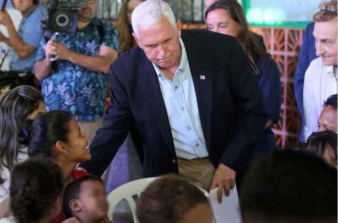 O vice-presidente Mike Pence visita os refugiados venezuelanos no Centro Humanitário de Santa Catarina em Manaus, no norte do Brasil, em 27 de junho de 2018 (foto: AFP / Ricardo OLIVEIRA ) O vice-presidente Mike Pence visita os refugiados venezuelanos no Centro Humanitário de Santa Catarina em Manaus, no norte do Brasil, em 27 de junho de 2018 (foto: AFP / Ricardo OLIVEIRA )