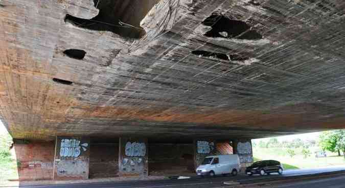 Buracos na Ponte do Bragueto em 2014(foto: Breno Fortes/CB/D.A Press - 6/1/14)