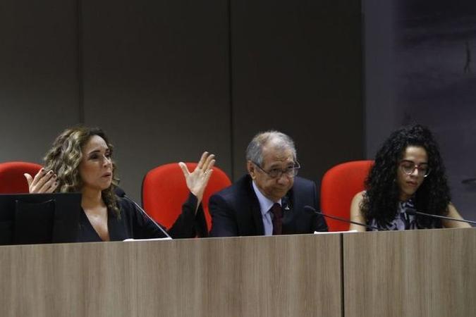 Daniela Mercury (de preto) ao lado de João Pedro Passos, Secretário de Estado do Trabalho do DF e Ana Tulie Araújo, diretora executiva da União Libertária de Travestis e Transsexuais(foto: Ana Rayssa/CB/D.A Press) Daniela Mercury (de preto) ao lado de João Pedro Passos, Secretário de Estado do Trabalho do DF e Ana Tulie Araújo, diretora executiva da União Libertária de Travestis e Transsexuais(foto: Ana Rayssa/CB/D.A Press)