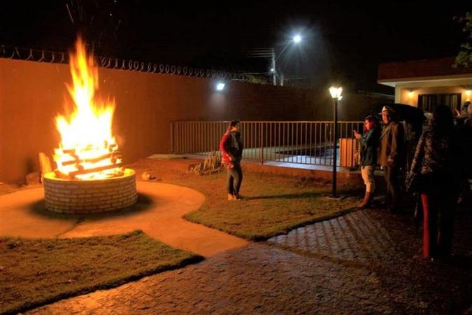 Fogueira Solidária dos Amigos conta com apresentações musicais, comida e diversão(foto: Icons/Divulgação) Fogueira Solidária dos Amigos conta com apresentações musicais, comida e diversão(foto: Icons/Divulgação)