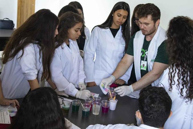 Alunos do Colégio COC participam de aula prática no laboratório de ciências. Alunos do Colégio COC participam de aula prática no laboratório de ciências.