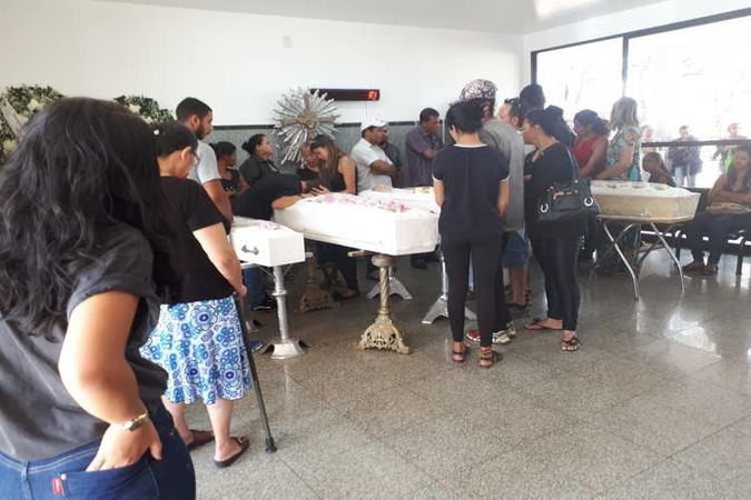Parentes e familiares reunidos para o sepultamento de Bruno dos Santos Silva, Renata Rocha dos Santos, Stefany Vitória Rocha Silva e Mikael Rocha Silva(foto: Augusto Fernandes ) Parentes e familiares reunidos para o sepultamento de Bruno dos Santos Silva, Renata Rocha dos Santos, Stefany Vitória Rocha Silva e Mikael Rocha Silva(foto: Augusto Fernandes )