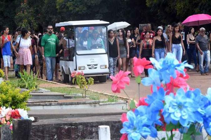 Revolta e emoção marcaram a despedida de Gabrielly da Silva Miranda no Cemitério de Taguatinga(foto: ED ALVES/CB/D.A Press)