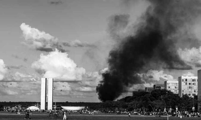 'O mês que não terminou' traz um olhar sobre os protestos que culminaram numa onda conservadora(foto: Mídia Ninja/Divulgação) 'O mês que não terminou' traz um olhar sobre os protestos que culminaram numa onda conservadora(foto: Mídia Ninja/Divulgação)