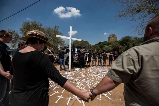 Membros da organização AfriForum rezam durante manifestação contra execuções de ruralistas, no Monumento Voortrekker, em Pretória (foto: Gulshan Khan/AFP - 30/10/17) Membros da organização AfriForum rezam durante manifestação contra execuções de ruralistas, no Monumento Voortrekker, em Pretória (foto: Gulshan Khan/AFP - 30/10/17)