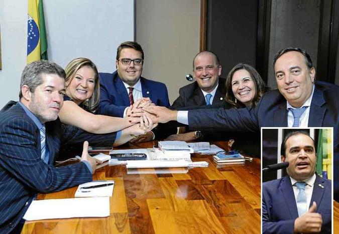 Após reunir lideranças, Francischini e Onyx (ao fundo) definiram o nome de Marcelo Freitas (no detalhe) para relatar o projeto do governo(foto: Cleia Viana e Najara Araujo/Câmara dos Deputados) Após reunir lideranças, Francischini e Onyx (ao fundo) definiram o nome de Marcelo Freitas (no detalhe) para relatar o projeto do governo(foto: Cleia Viana e Najara Araujo/Câmara dos Deputados)