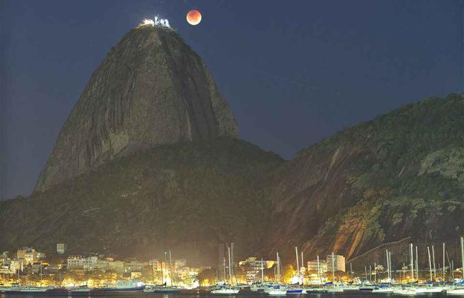 Imagem da Lua de Sangue durante o eclipse lunar, sobre o Pão de Açúcar, no Rio de Janeiro(foto: Reprodução/Facebook) Imagem da Lua de Sangue durante o eclipse lunar, sobre o Pão de Açúcar, no Rio de Janeiro(foto: Reprodução/Facebook)