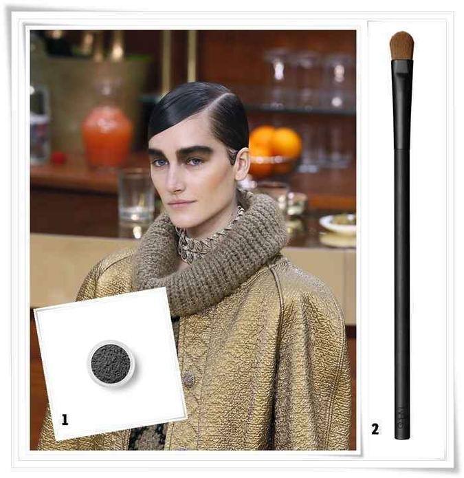 (1) Eyecolor Sombra para Olhos Black Ice, da Bareminerals (R$ 81): alto poder de fixação e textura cremosa, o que proporciona acabamento do mate ao brilhante (2) Wet-Dry Eyeshadow Brush #49, da NARS (R$ 125): esfumaça permitindo uma gama enorme de intensidades de cores (1) Eyecolor Sombra para Olhos Black Ice, da Bareminerals (R$ 81): alto poder de fixação e textura cremosa, o que proporciona acabamento do mate ao brilhante (2) Wet-Dry Eyeshadow Brush #49, da NARS (R$ 125): esfumaça permitindo uma gama enorme de intensidades de cores