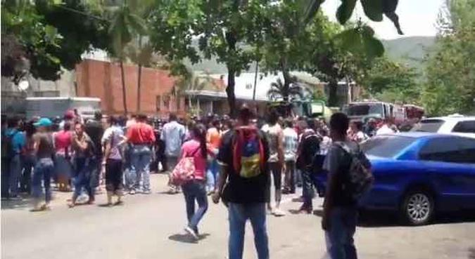 Dezenas de pessoas foram ao presídio exigindo informações(foto: Reprodução/Twitter) Dezenas de pessoas foram ao presídio exigindo informações(foto: Reprodução/Twitter)