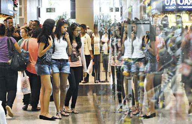 Mesmo com o aumento do número de turistas no país, o excesso de feriados, devido ao Mundial, prejudicou negócios no varejo e elevou custos(foto: Ed Alves/CB/D.A Press ) Mesmo com o aumento do número de turistas no país, o excesso de feriados, devido ao Mundial, prejudicou negócios no varejo e elevou custos(foto: Ed Alves/CB/D.A Press )