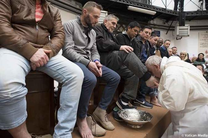 O papa celebrou durante a tarde a missa da Última Ceia e o rito da lavagem de pés com doze detentos da prisão de Regina Coeli(foto: HO / Vatican Media / AFP) O papa celebrou durante a tarde a missa da Última Ceia e o rito da lavagem de pés com doze detentos da prisão de Regina Coeli(foto: HO / Vatican Media / AFP)