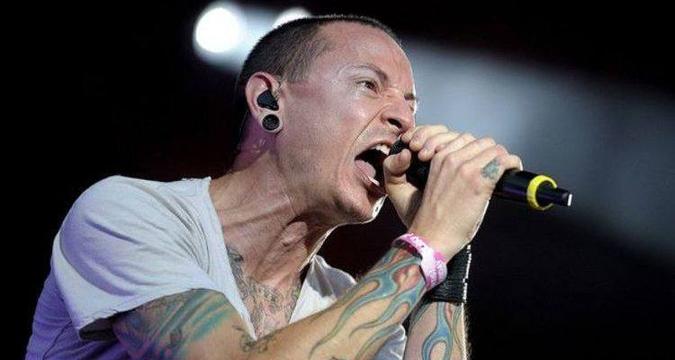Chester Bennington foi encontrado morto na última quinta-feira, 20/7(foto: Marcel Van Hoom/AFP) Chester Bennington foi encontrado morto na última quinta-feira, 20/7(foto: Marcel Van Hoom/AFP)