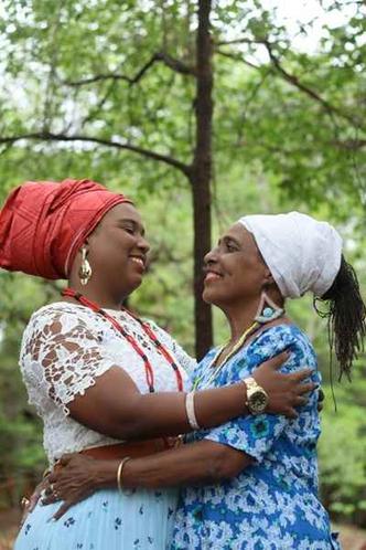 Mãe Lu (de azul) é filha de Iemanjá e Bárbara, de Iansã: na relação forte com os orixás, elas buscam exemplos e princípios para a luta em busca de um mundo melhor e mais justo(foto: Luis Nova/Esp. CB/D.A Press) Mãe Lu (de azul) é filha de Iemanjá e Bárbara, de Iansã: na relação forte com os orixás, elas buscam exemplos e princípios para a luta em busca de um mundo melhor e mais justo(foto: Luis Nova/Esp. CB/D.A Press)