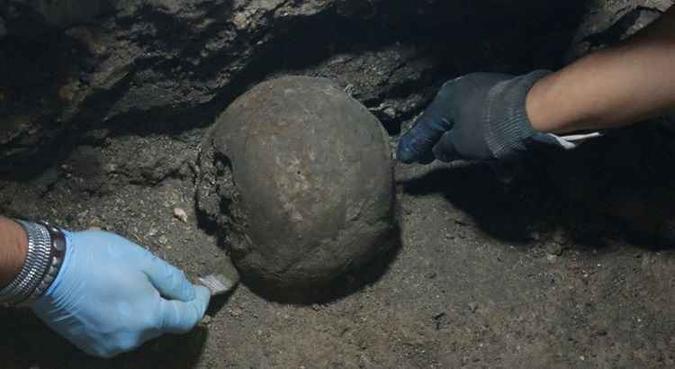 Também foram encontradas 200 roupas, 144 identificações pessoais e diversos artigos(foto: Reuters ) Também foram encontradas 200 roupas, 144 identificações pessoais e diversos artigos(foto: Reuters )
