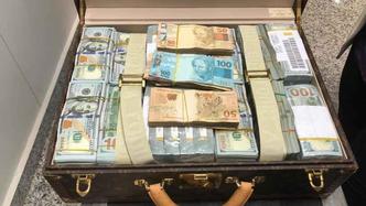 Mala apreendida pela Receita Federal em Viracopos: cerca de US$ 1,5 milhão(foto: Recita Federal/Divulgação) Mala apreendida pela Receita Federal em Viracopos: cerca de US$ 1,5 milhão(foto: Recita Federal/Divulgação)