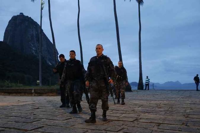 Policiais militares e tropas do Exército atuam na busca a suspeitos na Praia Vermelha, na Urca, após tiroteio com traficantes do morro da Babilônia paralisar o bondinho do Pão de Açúcar, na sexta-feira(foto: Fernando Frazão/Agência Brasil) Policiais militares e tropas do Exército atuam na busca a suspeitos na Praia Vermelha, na Urca, após tiroteio com traficantes do morro da Babilônia paralisar o bondinho do Pão de Açúcar, na sexta-feira(foto: Fernando Frazão/Agência Brasil)