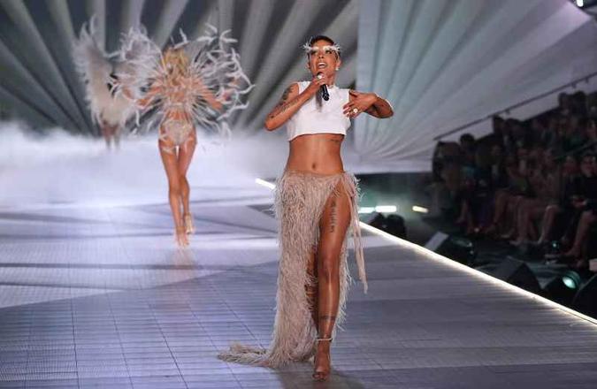 Halsey em desfile da Victoria's Secret(foto: TIMOTHY A. CLARY/AFP) Halsey em desfile da Victoria's Secret(foto: TIMOTHY A. CLARY/AFP)