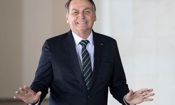 A presença de Jair Bolsonaro dividiu as opiniões na Vila Belmiro(foto: AFP / POOL / Pavel Golovkin) A presença de Jair Bolsonaro dividiu as opiniões na Vila Belmiro(foto: AFP / POOL / Pavel Golovkin)