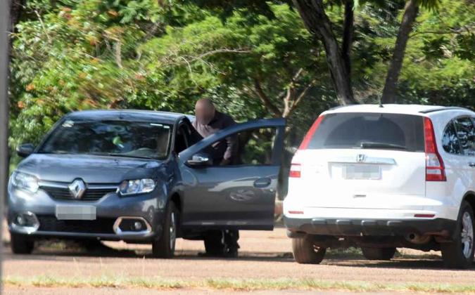 Pessoas em busca de prazer, se aventuram dentro de veículos ou entre as árvores da região apelidada de Floresta dos Sussurros, no Parque da CidadeEd Alves/CB/DA Press Pessoas em busca de prazer, se aventuram dentro de veículos ou entre as árvores da região apelidada de Floresta dos Sussurros, no Parque da CidadeEd Alves/CB/DA Press