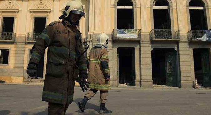 Não há previsão para o início da avaliação das condições do prédio nem da perícia(foto: Carl de Souza/AFP) Não há previsão para o início da avaliação das condições do prédio nem da perícia(foto: Carl de Souza/AFP)