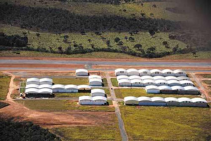 No meio do verde, aparecem a pista de 1.750m e os hangares: a área existe há cerca de dois anos, mas o crescimento veio nos últimos meses(foto: Ronaldo de Oliveira/CB/D.A Press) No meio do verde, aparecem a pista de 1.750m e os hangares: a área existe há cerca de dois anos, mas o crescimento veio nos últimos meses(foto: Ronaldo de Oliveira/CB/D.A Press)