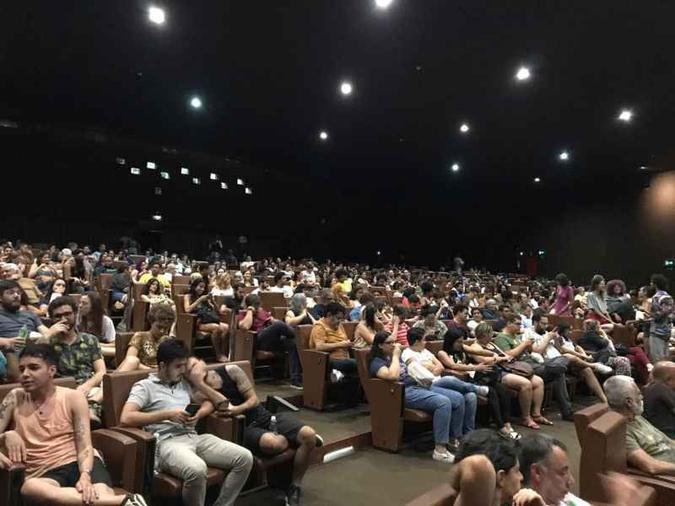 Sessão de Bacurau: Cine Brasília lotado para prestigiar o filme brasileiro premiado(foto: Geovana Melo/Esp. CB/D.A Press) Sessão de Bacurau: Cine Brasília lotado para prestigiar o filme brasileiro premiado(foto: Geovana Melo/Esp. CB/D.A Press)