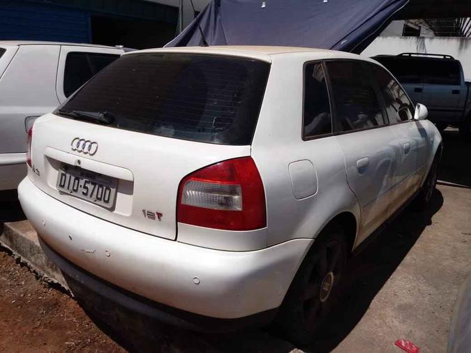Com a divulgação do crime, a Polícia Civil encontrou em uma oficina um Audi A3, importado, comprado pelo acusado, supostamente, com dinheiro da vítima(foto: Divulgação Polícia Civil do Distrito Federal) Com a divulgação do crime, a Polícia Civil encontrou em uma oficina um Audi A3, importado, comprado pelo acusado, supostamente, com dinheiro da vítima(foto: Divulgação Polícia Civil do Distrito Federal)