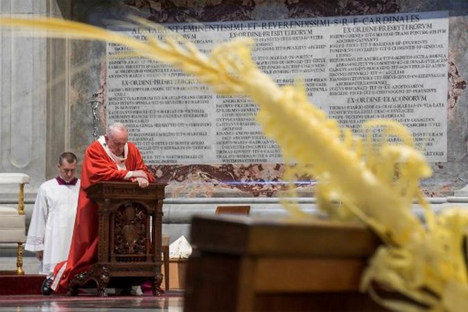 Papa Francisco rezando durante a missa do Domingo de Ramos a portas fechadas na Basílica de São Pedro no Vaticano, durante o bloqueio destinado a conter a propagação da infecção pelo Covid-19.(foto: Handout / VATICAN MEDIA / AFP) Papa Francisco rezando durante a missa do Domingo de Ramos a portas fechadas na Basílica de São Pedro no Vaticano, durante o bloqueio destinado a conter a propagação da infecção pelo Covid-19.(foto: Handout / VATICAN MEDIA / AFP)