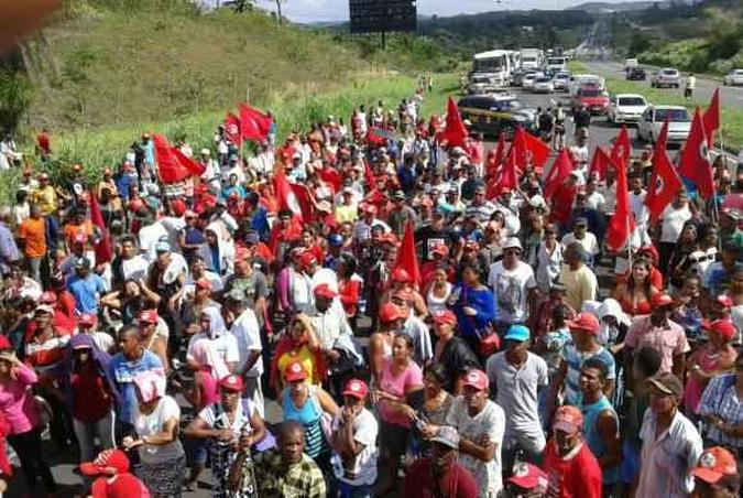 Integrantes do Movimento de Trabalhadores Sem Terra da Bahia começaram, há pouco, um bloqueio na BR- 324 no sentido que vai para a capital, Salvador(foto: Sayonara Moreno/Correspondente da Agência Brasil) Integrantes do Movimento de Trabalhadores Sem Terra da Bahia começaram, há pouco, um bloqueio na BR- 324 no sentido que vai para a capital, Salvador(foto: Sayonara Moreno/Correspondente da Agência Brasil)