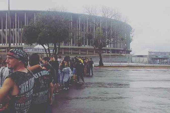 Por volta das 16h, público esperava para entrar no estádio(foto: Reprodução/Facebook) Por volta das 16h, público esperava para entrar no estádio(foto: Reprodução/Facebook)