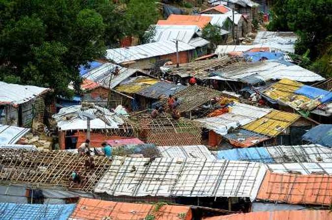 Refugiados Rohingya renovam casas improvisadas no campo de refugiados de Kutupalong(foto: Munir Uz Zaman/AFP) Refugiados Rohingya renovam casas improvisadas no campo de refugiados de Kutupalong(foto: Munir Uz Zaman/AFP)
