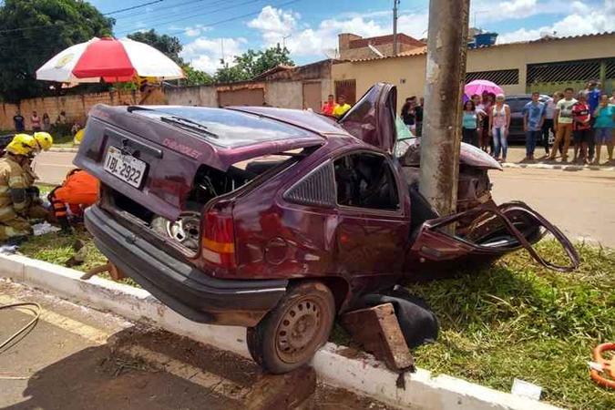O veículo ficou destruído no impacto, que atingiu, principalmente, o lado do passageiro(foto: CBMDF/Divulgação) O veículo ficou destruído no impacto, que atingiu, principalmente, o lado do passageiro(foto: CBMDF/Divulgação)