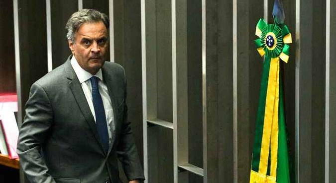 Aécio deixou a reunião antes do fim e se recusou a falar com a imprensa(foto: Lula Marques/Agência PT) Aécio deixou a reunião antes do fim e se recusou a falar com a imprensa(foto: Lula Marques/Agência PT)