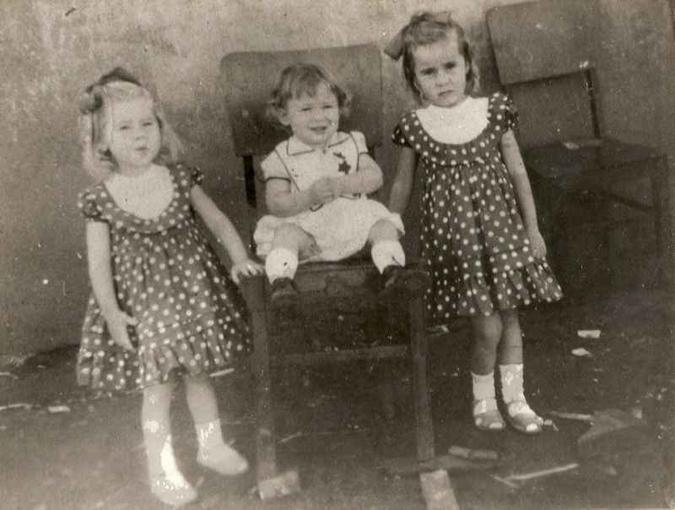 Em Anápolis, onde nasceu, com os irmãos Joar (na cadeira) e Jailda (E)(foto: Arquivo Pessoal) Em Anápolis, onde nasceu, com os irmãos Joar (na cadeira) e Jailda (E)(foto: Arquivo Pessoal)