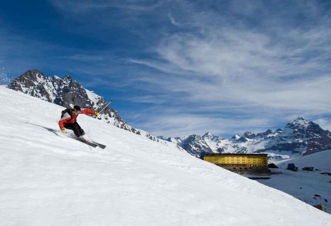 Valle Nevado está a 60km de Santiago. Portillo, o centro mais tradicional, foi construído no fim de 1940 (foto: skiportillo/CB/D.A Press) Valle Nevado está a 60km de Santiago. Portillo, o centro mais tradicional, foi construído no fim de 1940 (foto: skiportillo/CB/D.A Press)