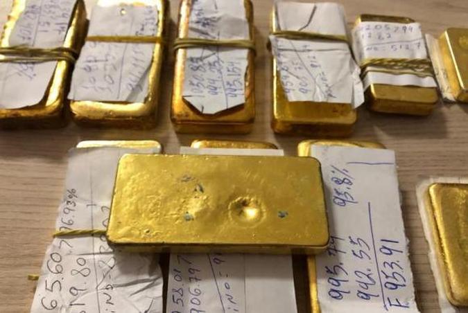 Barras de ouro estavam na bagagem do passageiro que foi preso. Ele mora no Pará(foto: Divulgação/Polícia Federal) Barras de ouro estavam na bagagem do passageiro que foi preso. Ele mora no Pará(foto: Divulgação/Polícia Federal)
