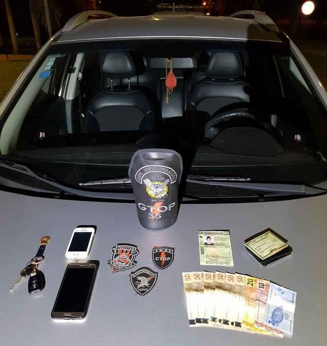 Dentro do veículo ainda foram encontrados um celular, roubado de uma terceira pessoa, e R$ 352 do proprietário do automóvel(foto: Divulgação/PMDF) Dentro do veículo ainda foram encontrados um celular, roubado de uma terceira pessoa, e R$ 352 do proprietário do automóvel(foto: Divulgação/PMDF)