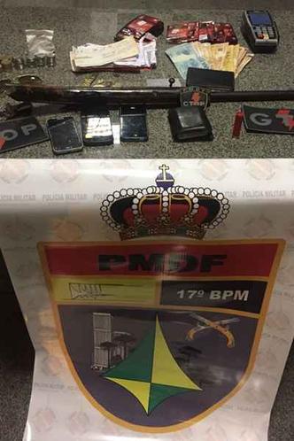 Com o trio PM encontrou espingarda calibre 38, dinheiro, cheques, celulares e máquinas de passar cartão(foto: Polícia Militar/Divulgação) Com o trio PM encontrou espingarda calibre 38, dinheiro, cheques, celulares e máquinas de passar cartão(foto: Polícia Militar/Divulgação)