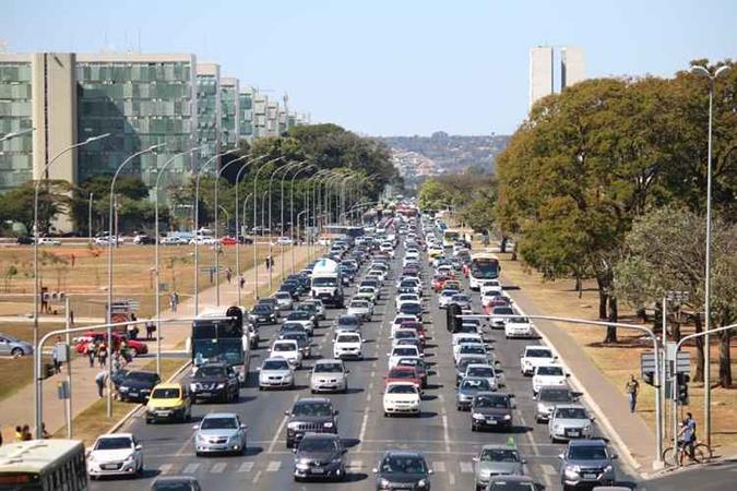 Fluxo intenso de veículos congestionam o Eixo Monumental (foto: Arthur Menescal/Esp CB/DA Press) Fluxo intenso de veículos congestionam o Eixo Monumental (foto: Arthur Menescal/Esp CB/DA Press)