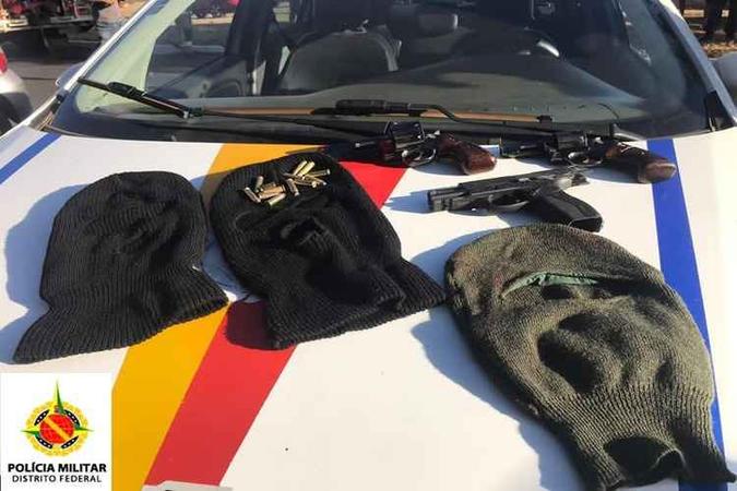 Com o trio, a polícia apreendeu três balaclavas e três armas de fogo(foto: PMDF / Divulgação) Com o trio, a polícia apreendeu três balaclavas e três armas de fogo(foto: PMDF / Divulgação)