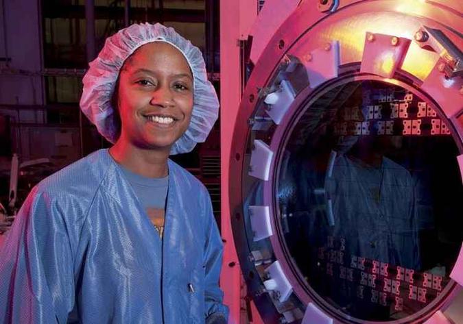 Pesquisadora de astrofísica, Marcelle Soares-Santos dá aulas em universidade nos EUA (foto: Arquivo Pessoal ) Pesquisadora de astrofísica, Marcelle Soares-Santos dá aulas em universidade nos EUA (foto: Arquivo Pessoal )