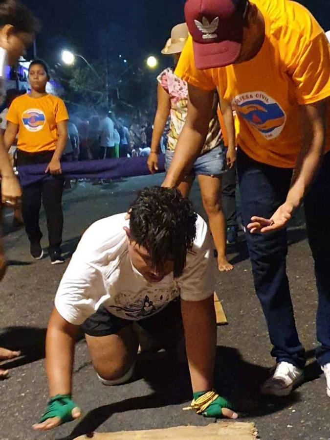 Há oito anos, Richard Miranda percorre 3,7 km de joelhos até a Basílica, e, ao lado, o bombeiro Hadren Moura, evangélico, trabalhando como voluntário(foto: Marcelo Abreu/Esp. CB/D.A Press) Há oito anos, Richard Miranda percorre 3,7 km de joelhos até a Basílica, e, ao lado, o bombeiro Hadren Moura, evangélico, trabalhando como voluntário(foto: Marcelo Abreu/Esp. CB/D.A Press)